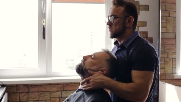 Friseur Massiert Dem Kunden Friseursalon Das Gesicht — Stockvideo