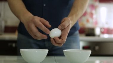 adam içinde yumurta sarısı ayıran