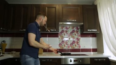 Şef ile alev bir tavada pişirme