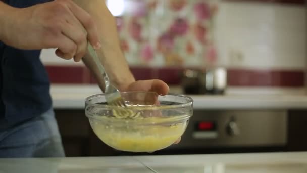 En man blandar ingredienser för att förbereda en pasta Carbonara — Stockvideo