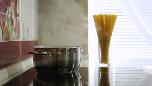 Mettere degli spaghetti in una pentola di acqua bollente — Video Stock