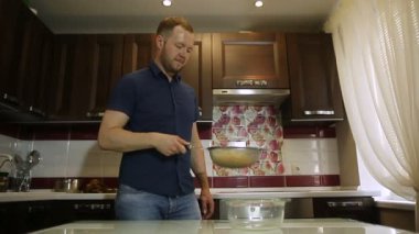 Adam mutfakta spagetti