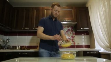 Adam mutfakta spagetti