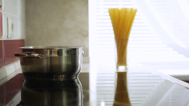 Sommige spaghetti zetten in een pot van kokend water — Stockvideo