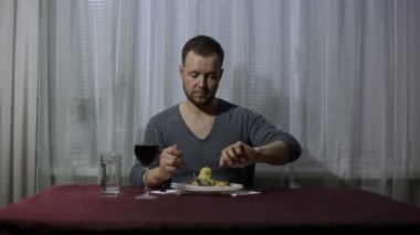 Adam evde spagetti tatma