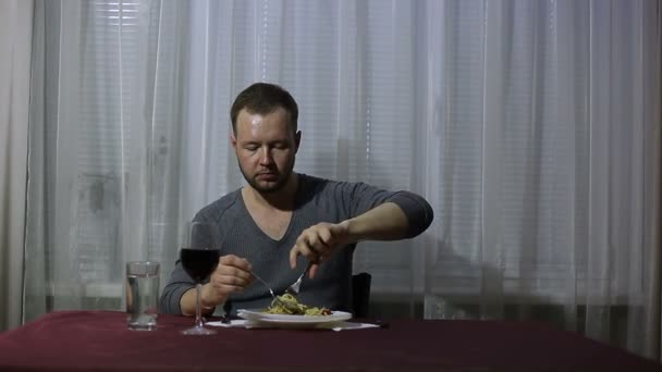 Un uomo mangia pasta Carbonara e beve vino — Video Stock