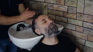 Kuaför müşteri Başkanı yıkar