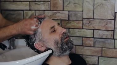 Kuaför müşteri Başkanı yıkar