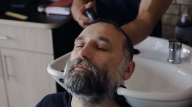 Kuaför müşteri Başkanı yıkar