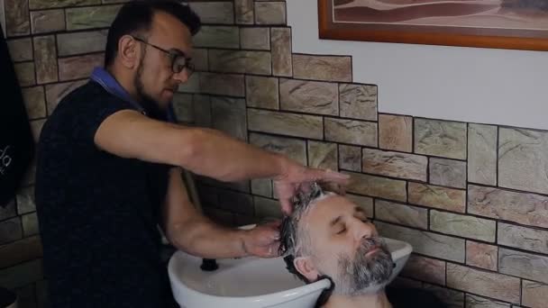 Cabeleireiro lava a cabeça do cliente — Vídeo de Stock