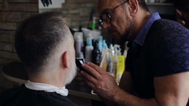 Kuaför müşteri saç keser.