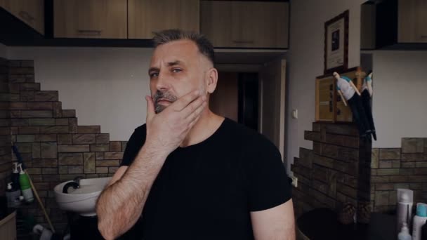 Een man pronkt met zijn nieuwe haar en baard — Stockvideo