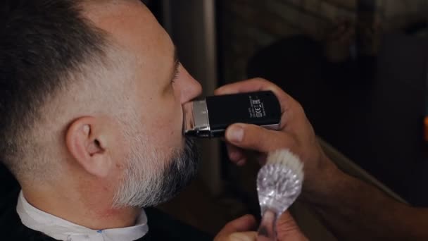Coiffeur coupe les cheveux des clients — Video