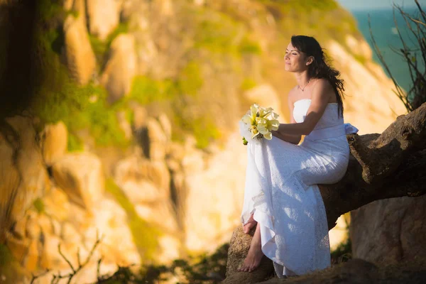 Novia Vestido Novia Sienta Fondo Las Montañas Atardecer — Foto de Stock