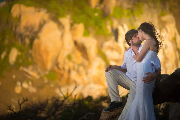 Novia Novio Besándose Contra Las Montañas Atardecer — Foto de Stock