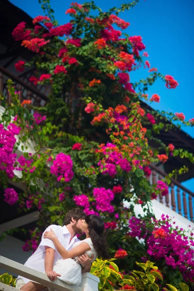 Noiva Noivo Beijando Varanda Contra Fundo Flores Céu — Fotografia de Stock