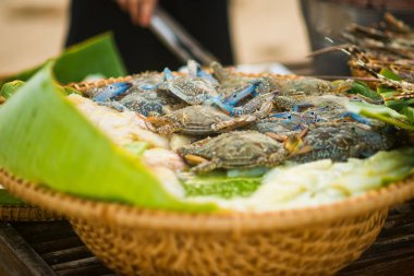 Taze mavi yengeç sepeti Vietnam deniz ürünleri piyasada