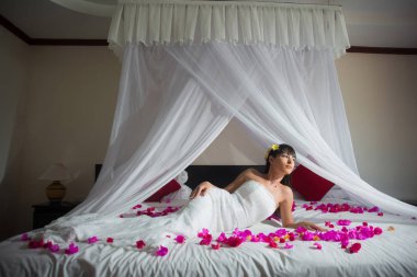 Gelin yatak otel odasında yatıyor