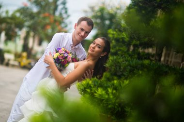 Damat gelini sarıldı ve biraz öpmek için eğildim. Evlilik çift sarılma