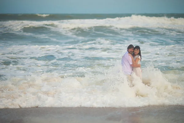 Svatební Pár Stojící Mokra Mořské Vodě — Stock fotografie