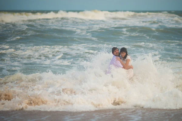 Onda Varreu Recém Casados Noiva Noivo Posando Mar — Fotografia de Stock