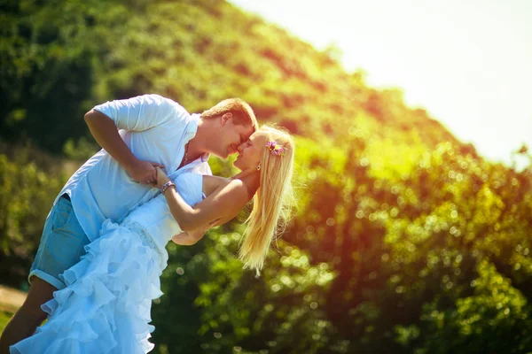 Der Bräutigam Umarmt Die Braut Einem Heißen Sommertag — Stockfoto