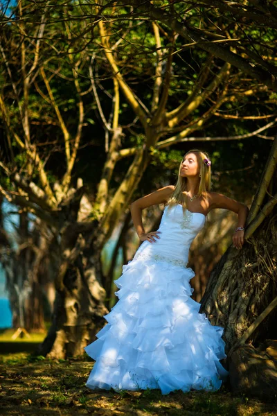 Hermosa Joven Novia Posando Entre Los Árboles Tropicales — Foto de Stock