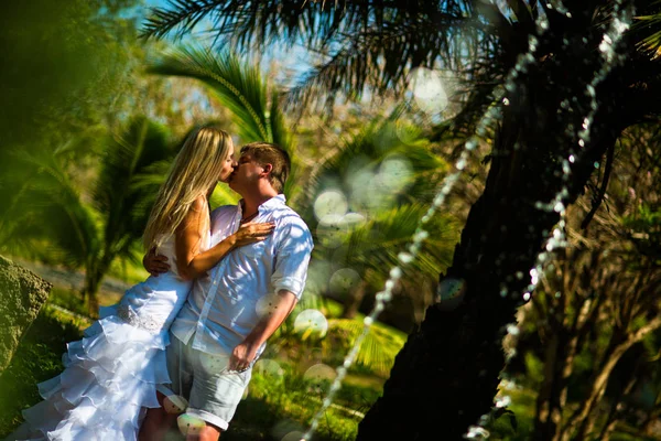 Noiva Noivo Beijando Perto Fonte Salpicante — Fotografia de Stock