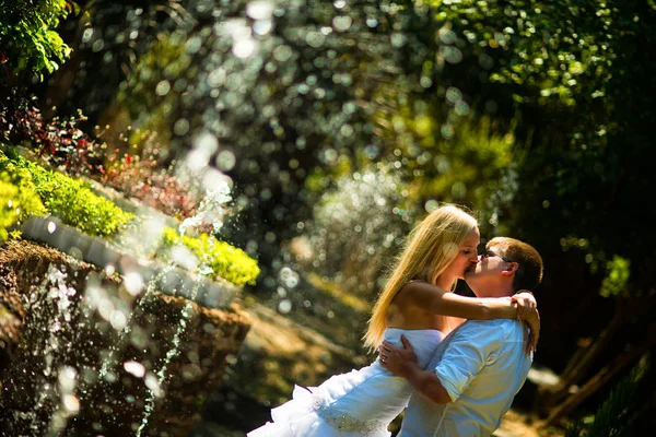 Bride Groom Kissing Middle Spray Fountains — Stock Photo, Image