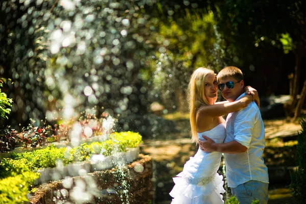 Novia Novio Posando Medio Salpicaduras Fuentes — Foto de Stock