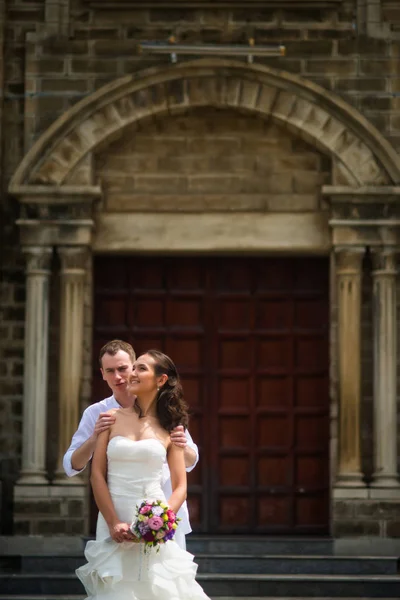 Foto Casamento Com Noiva Noivo Fundo Igreja Católica — Fotografia de Stock