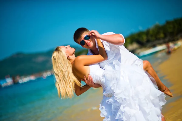 Sposo Che Tiene Sposa Sulla Spiaggia Contro Mare Regola Suoi — Foto Stock