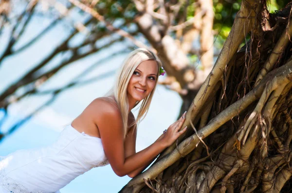 Sexy Bruid Poseren Het Midden Van Tropische Bomen Tegen Zee — Stockfoto