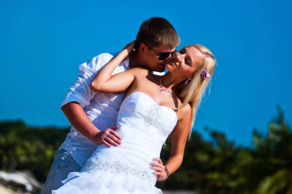 Noivo Beija Noiva Suavemente Sob Céu Azul — Fotografia de Stock