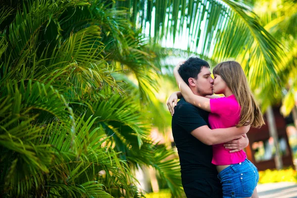 Guy Menina Beijando Perto Plantas Tropicais — Fotografia de Stock