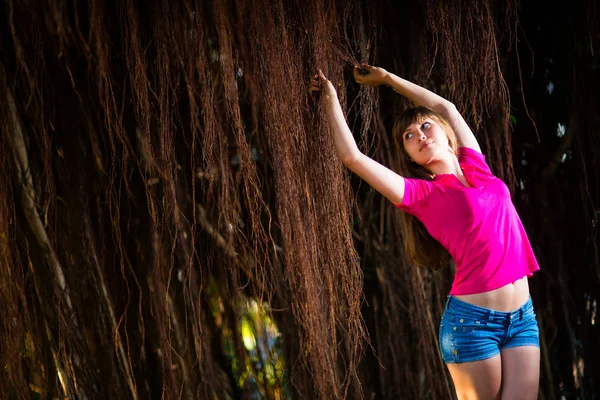 Ung Flicka Denim Shorts Poserar Med Brun Tropisk Vinstockar — Stockfoto