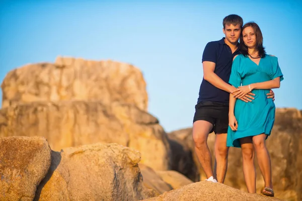 Belo Jovem Casal Sobre Rochas Pôr Sol — Fotografia de Stock