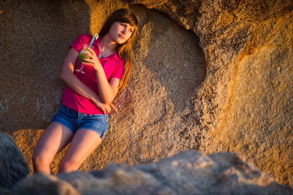 Belle Jeune Fille Appuyée Contre Mur Pierre Coucher Soleil Avec — Photo