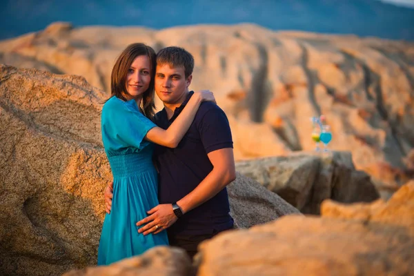 Jovem Casal Abraçando Meio Grandes Pedregulhos Fundo Mar — Fotografia de Stock