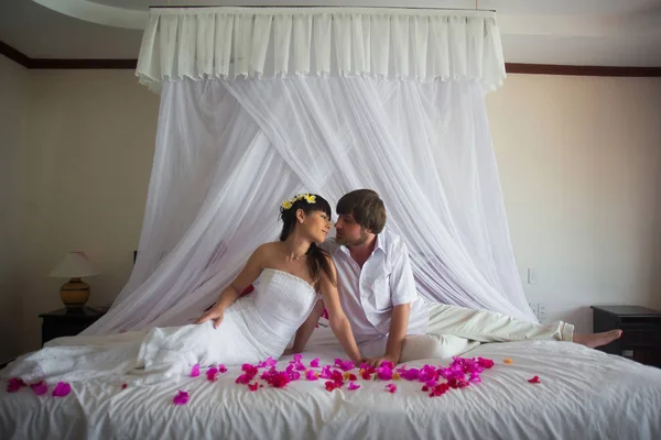 Casamento Casal Estão Sentados Lado Outro Descansando Uma Cama Branca — Fotografia de Stock