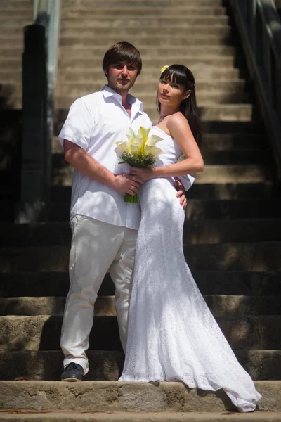 Casal Que Está Nas Escadas Pedra Nos Trópicos Perto Templo — Fotografia de Stock