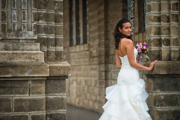 Novia Está Pared Con Ramo Bodas — Foto de Stock