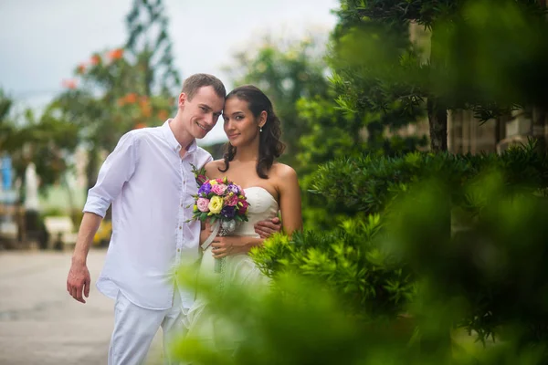 Casal Casamento Uma Bela Noiva Jovem Noivo Estão Parque Livre — Fotografia de Stock