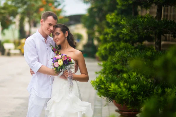Noivo Roupas Brancas Abraça Sua Noiva Belo Parque — Fotografia de Stock