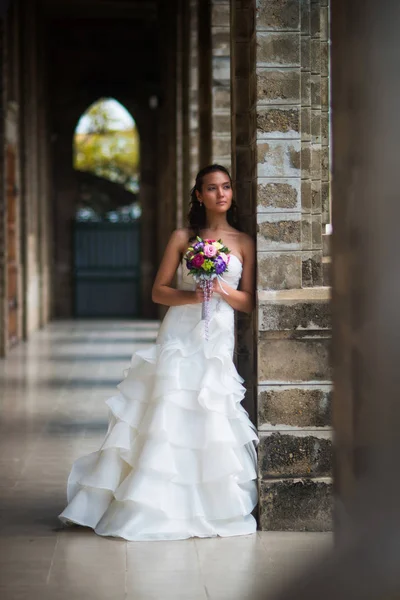 Bride Gallery Stone Walls Beautiful White Wedding Dress Bouquet Flowers — Stock Photo, Image