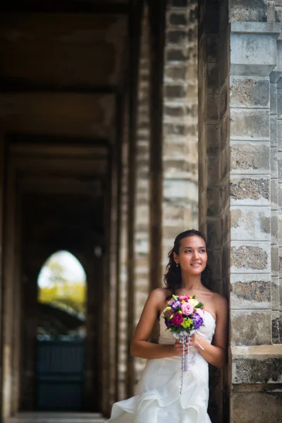 Bride Beautiful White Dress Stands Gallery Stone Walls Beautiful White — Stock Photo, Image