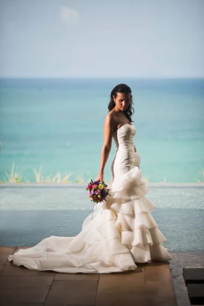 Bride Luxurious White Dress Stands Background Ocean — Stock Photo, Image