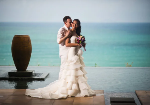 Noiva Noivo Abraçando Beijando Contra Mar — Fotografia de Stock