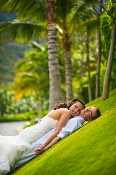 Sposo Sposa Che Abbracciano Erba Verde Uno Sfondo Palme Estate — Foto Stock