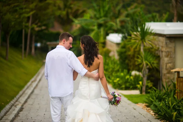 Nygifta Promenad Parken Tropikerna Sommar Och Kommunicera — Stockfoto